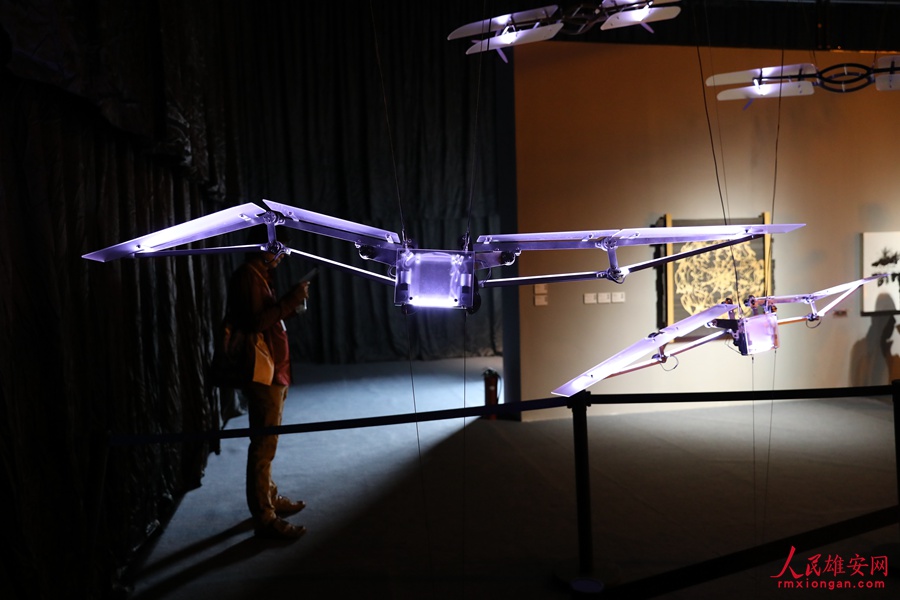 “飛行的幾何”與“街角飛行”，展示機械動力與裝置產品。它們以輕盈的結構和展開的雙翼構成飛行的條件，加入科技感的造型元素，打造幻想中的飛行裝置。曹克朴攝