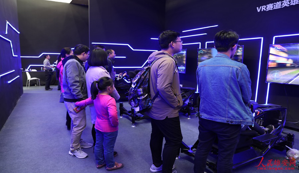 VR賽道體驗也很吸引人，不少家長帶著孩子來排隊。