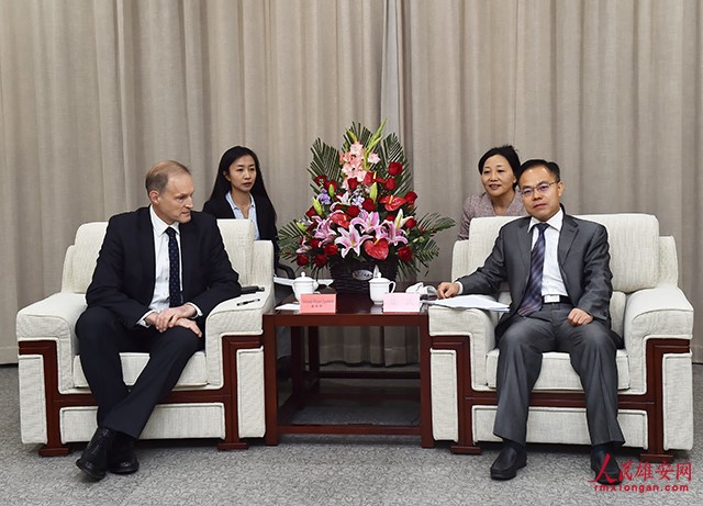 图为雄安新区党工委委员,管委会副主任梁远会见赛熙军一行.