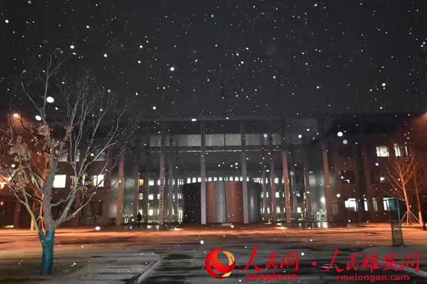 圖為5日晚雄安新區市民服務中心雪景。劉向陽 攝