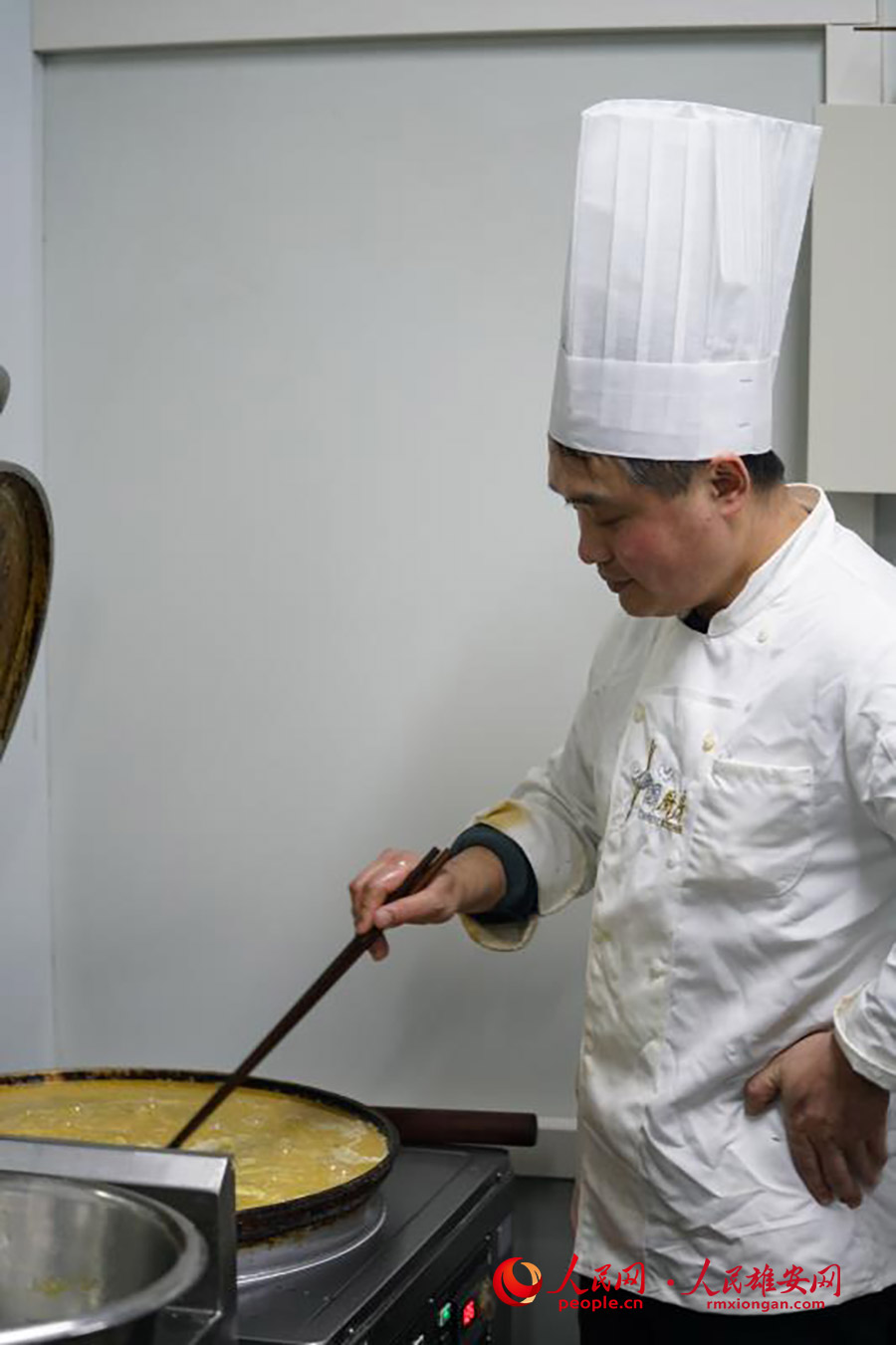 “在北方，過年離不開餃子，我准備調幾種不同的餃子餡，讓大家高高興興地吃上一頓餃子盛宴。”曾世銀在廚房邊忙著煎雞蛋邊說。李兆民攝