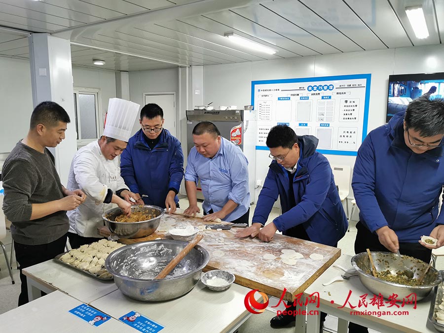 曾世銀和項目部工作人員一起包餃子，提前過年。李兆民攝