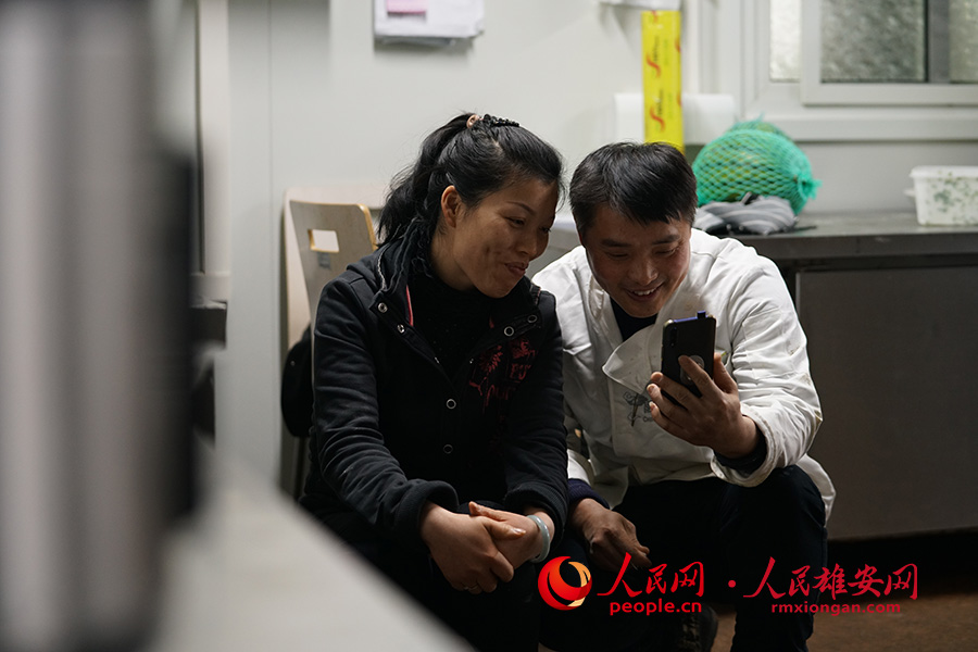 夫妻倆閑暇之余給孩子打視頻電話，關心孩子的生活和學習狀況。李兆民攝