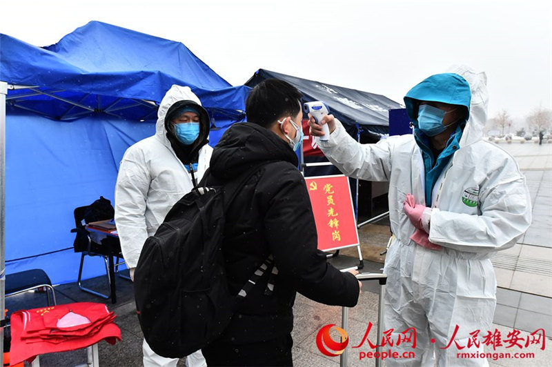 雄安全面加強人流密集場所管控，加大對火車站、汽車站、碼頭、商場等重點場所的防控力度，堅決防止交叉感染和疫情擴散。圖為白洋澱站加強對返崗人員管控登記。劉向陽攝