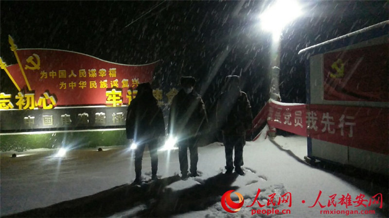 雪夜，雄安雄縣大營鎮防控疫情先鋒崗上的黨員和志願者們堅守崗位。彭丹陽供圖