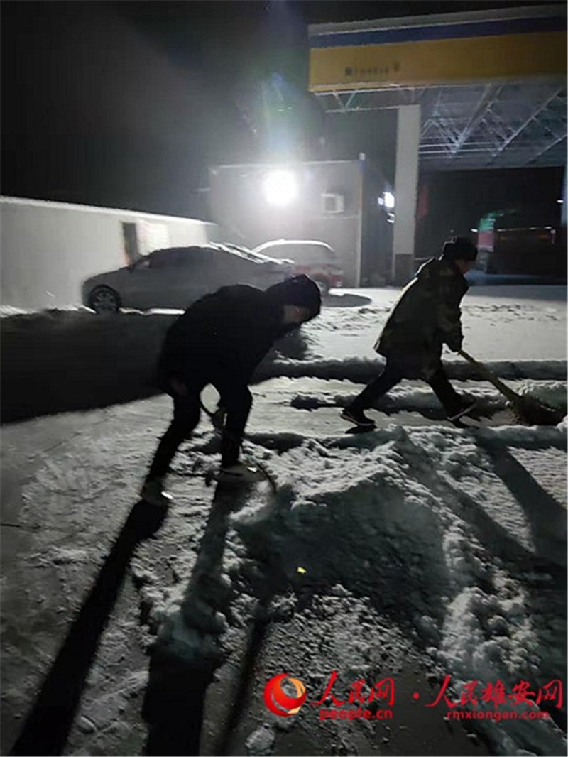 雪夜，雄縣大營鎮防控疫情先鋒崗上的黨員和志願者們堅守崗位。  彭丹陽供圖