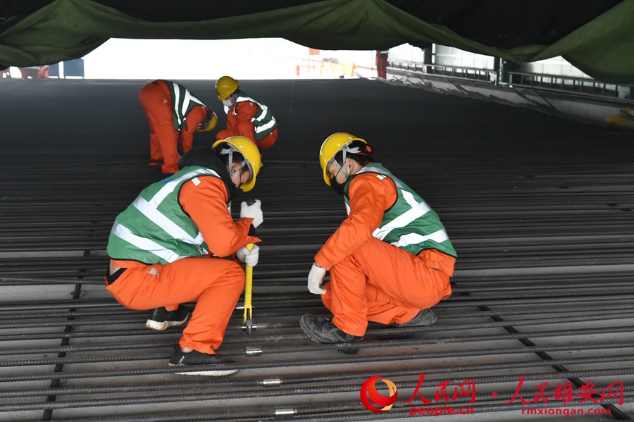 2月13日，雄安站樞紐片區市政道路施工現場，中鐵十二局項目部的工人們正在施工。劉向陽攝