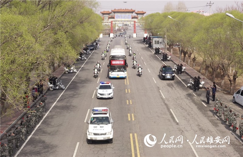 警車開道，迎接雄安新區支援湖北的醫療隊員凱旋。李兆民/攝