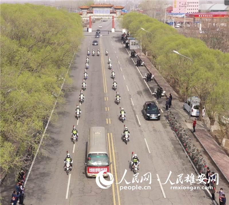 警車護送，迎接雄安新區支援湖北醫療隊凱旋。李兆民/攝