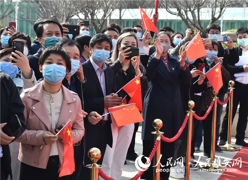 民眾自發迎接戰“疫”英雄們回家。劉向陽/攝