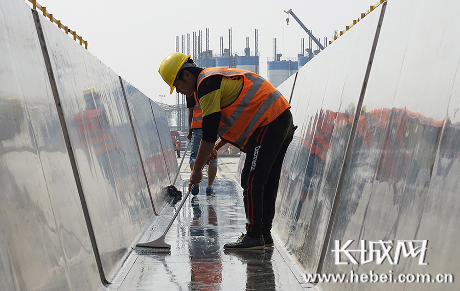 在榮烏高速新線ZT5標段施工現場，建設者正在清潔預制梁裝模板。霍少軒 攝