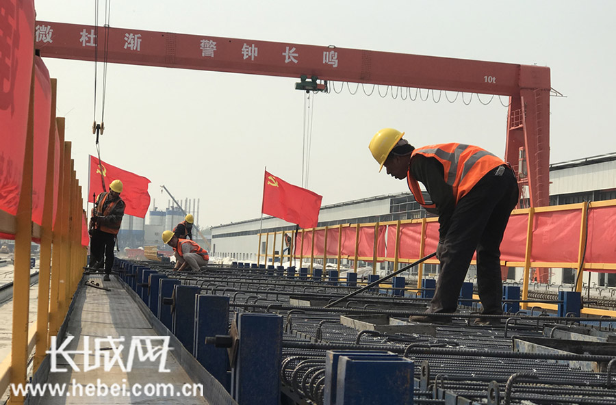 在榮烏高速新線ZT5標段施工現場，建設者們正在預制梁模板上作業。霍少軒 攝