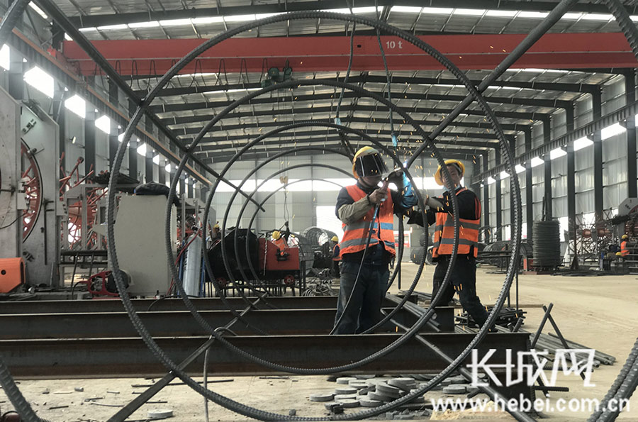 在榮烏高速新線ZT5標段施工現場，建設者正在焊接鋼筋籠。霍少軒 攝