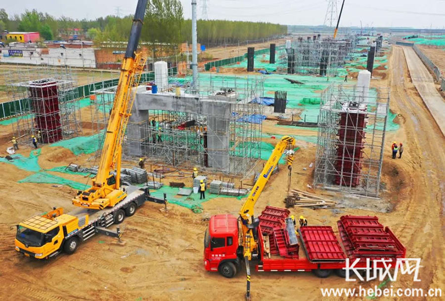 京雄高速蘭溝窪特大橋建設工地施工現場。樊連貴 攝