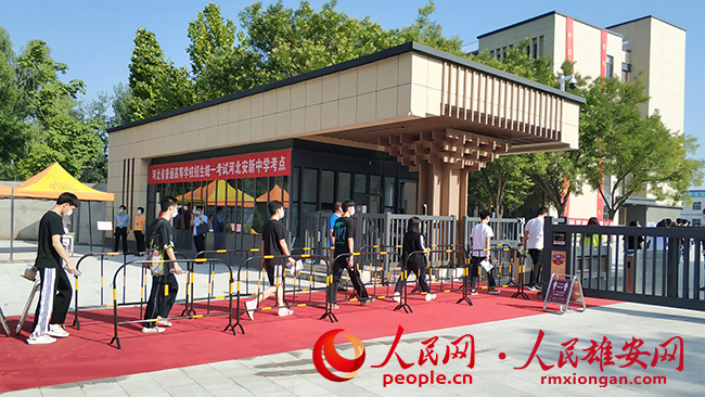 考生有序进入石家庄二中雄安校区河北安新中学考点.安新中学供图