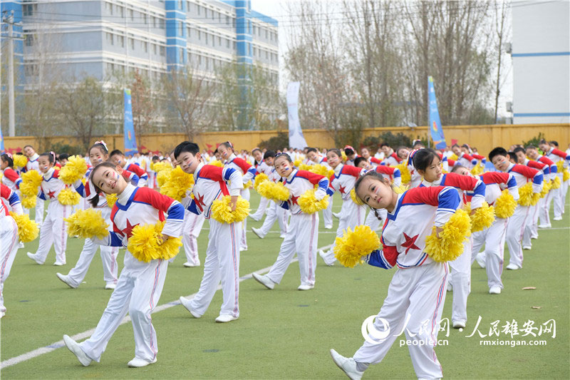 北京朝陽實驗小學雄安校區的同學們帶來啦啦操表演。胡宇濃/攝
