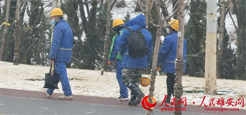 3月1日早晨，雄安建設工人迎著小雪趕赴工地。韓建友/攝