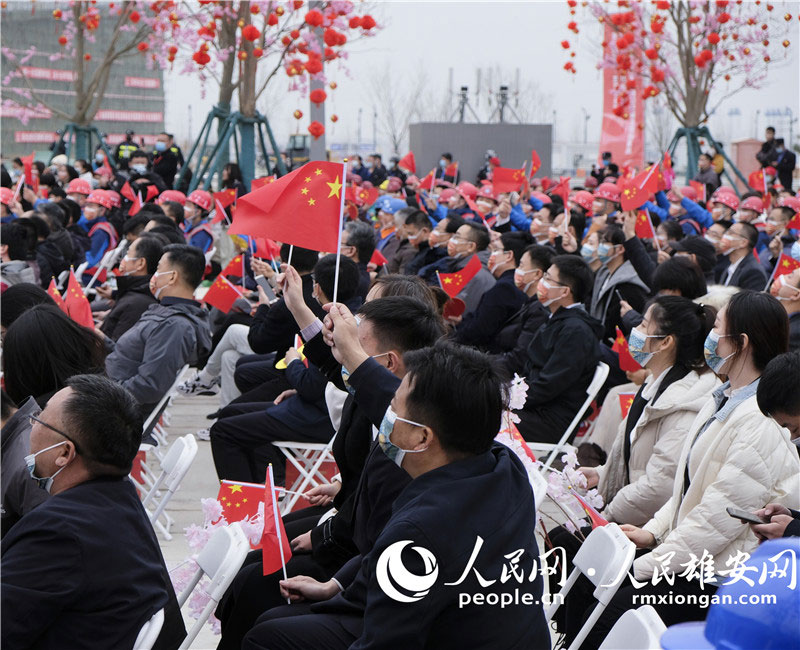 “心連心”藝術團在雄安站慰問演出。人民雄安網 胡宇濃/攝