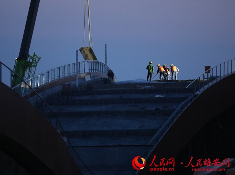 夜幕下，容東片區內工人正在加緊施工。李兆民/攝