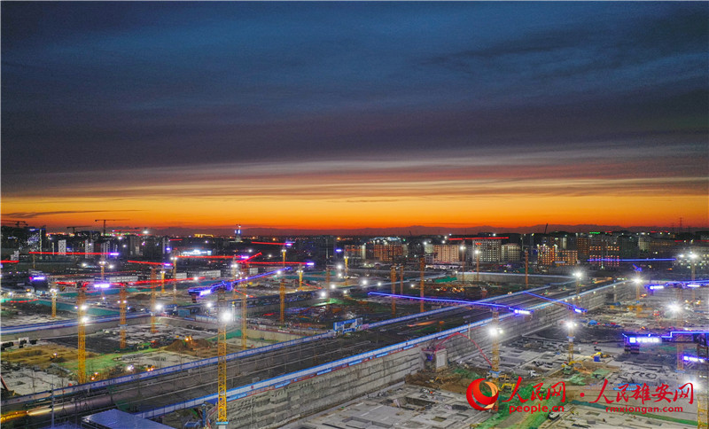 夕陽下塔吊林立的容東片區分外美。劉向陽/攝