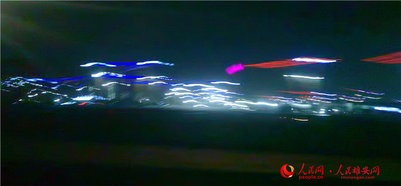 容東片區決戰“6.30”，晝夜施工忙，通明的燈光劃破天際，描摹未來之城的藍圖。韓建友/攝