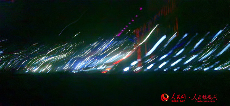 容東片區決戰“6.30”，晝夜施工忙，通明的燈光劃破天際，描摹未來之城的藍圖。韓建友/攝