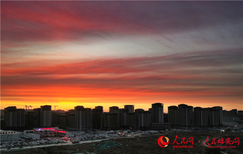 天邊絢爛的火燒雲，預示著容東片區未來的美好，預示著回遷群眾未來火紅的生活。劉向陽/攝