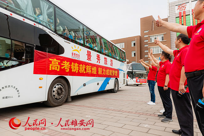 雄安教師送考隊伍為學生送上祝福。人民網 劉師豪攝