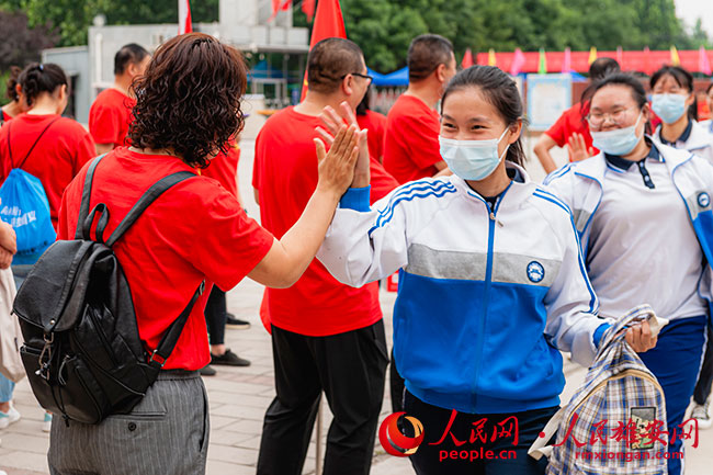 雄縣送考隊伍為考生加油助威。雄縣教育局供圖