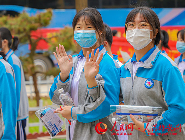 雄縣第一高級中學考點，考生精神飽滿 。雄縣教育局供圖