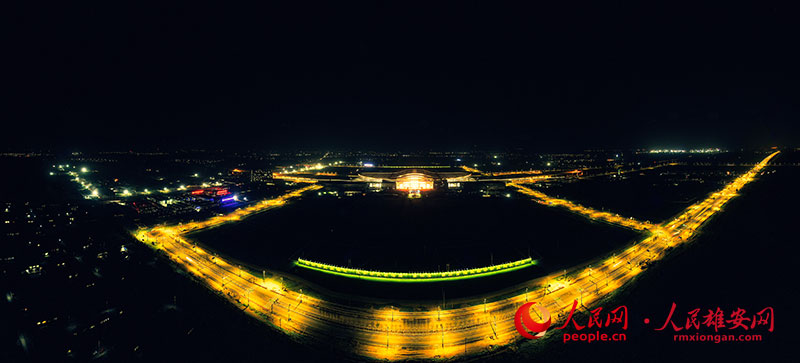 夜幕下的雄安站和曉月公園。中鐵十二局供圖