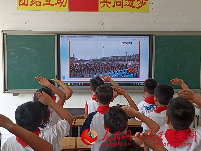 雄縣雄州鎮張魏庄頭小學學生看直播。劉愛嶺攝