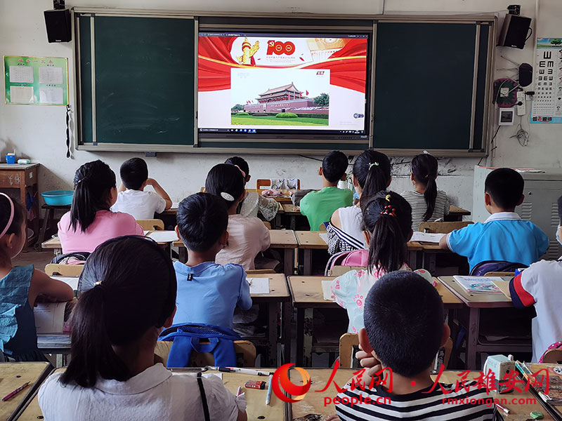 雄縣北沙口鄉東留官營小學學生看直播。宋鳳英攝