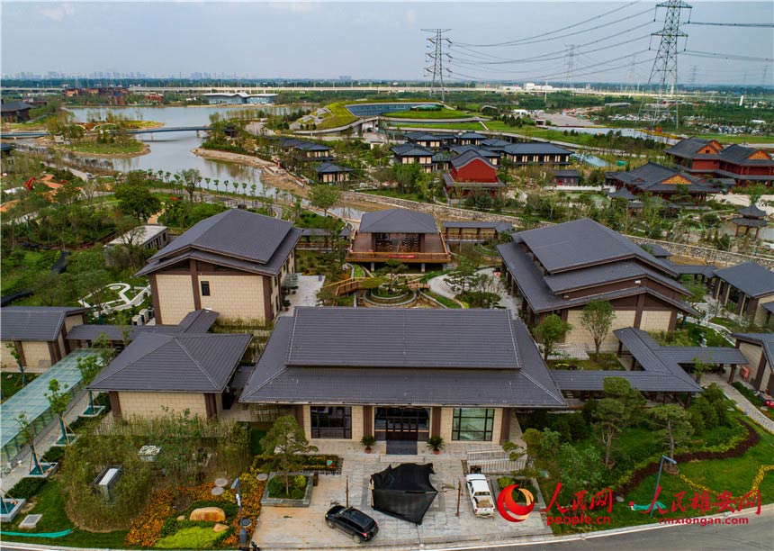 圖為邢台展園。邢台展園採用新中式建筑風格，打造中醫藥養生館，將定期聘請國醫大師，線上線下宣揚中醫文化，主要包括中醫傳統理療、禪靜修心、素食餐飲等內容。人民雄安網 李兆民攝