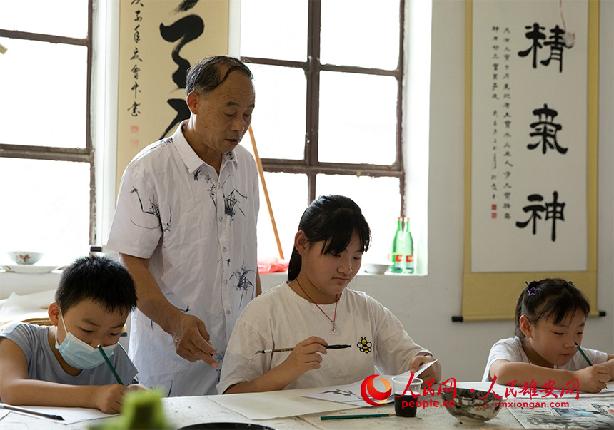 圖為雄安新區容城縣午方西庄村的暑期公益書畫培訓班。人民雄安網 宋燁文攝