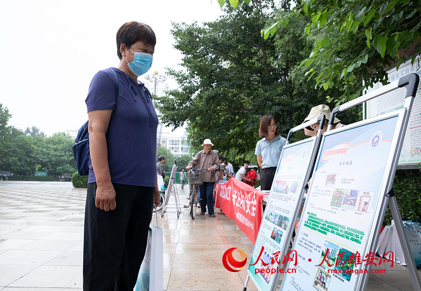 群眾在宣傳展板前駐足。人民雄安網 宋燁文攝