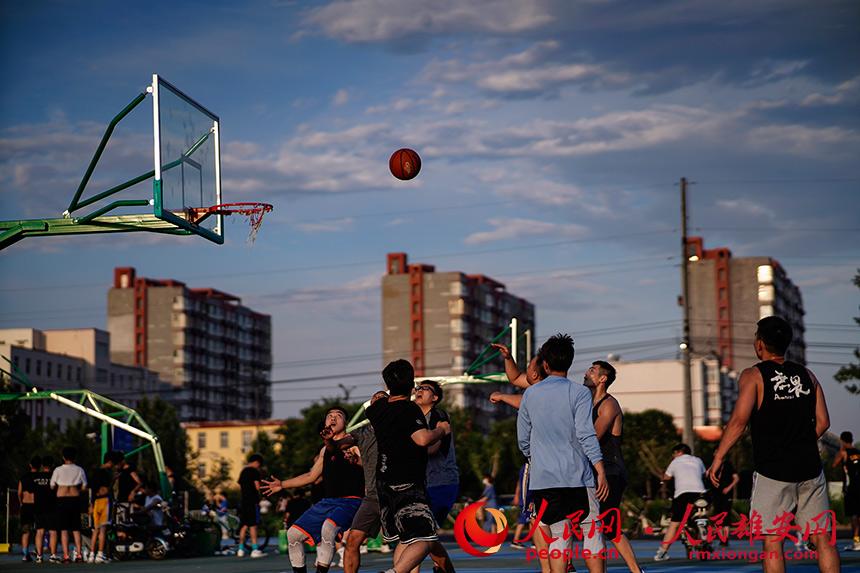 圖為安新縣大健康生態公園內市民正在打籃球。王紅衛攝