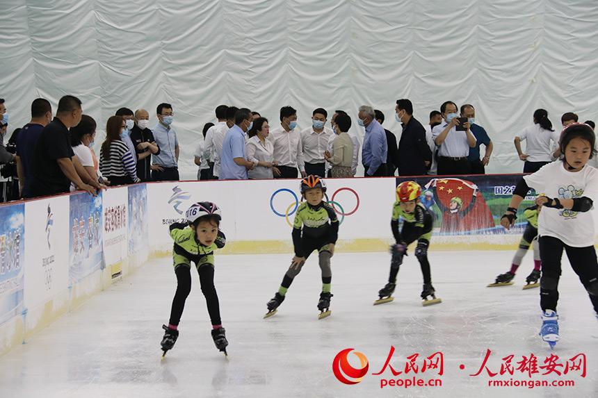 圖為北京市朝陽區實驗小學雄安校區滑冰館內，小朋友正在滑冰。北京市朝陽區實驗小學雄安校區供圖