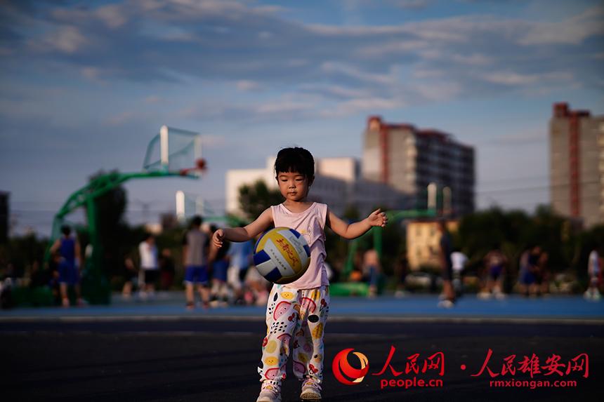圖為安新縣大健康生態公園內小朋友正在玩籃球。王紅衛攝