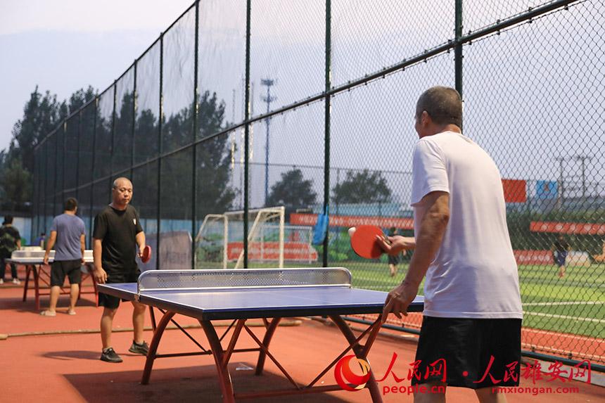 圖為容城縣漫生活體驗中心，市民正在打乒乓球。李康樂攝
