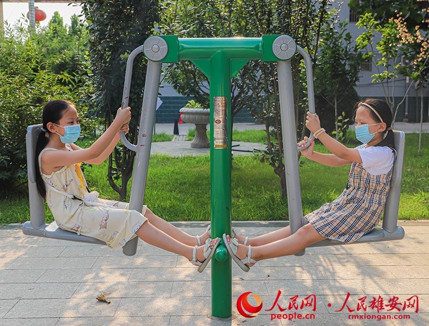 圖為雄縣黃灣社區健身公園內市民正在健身。劉丹攝