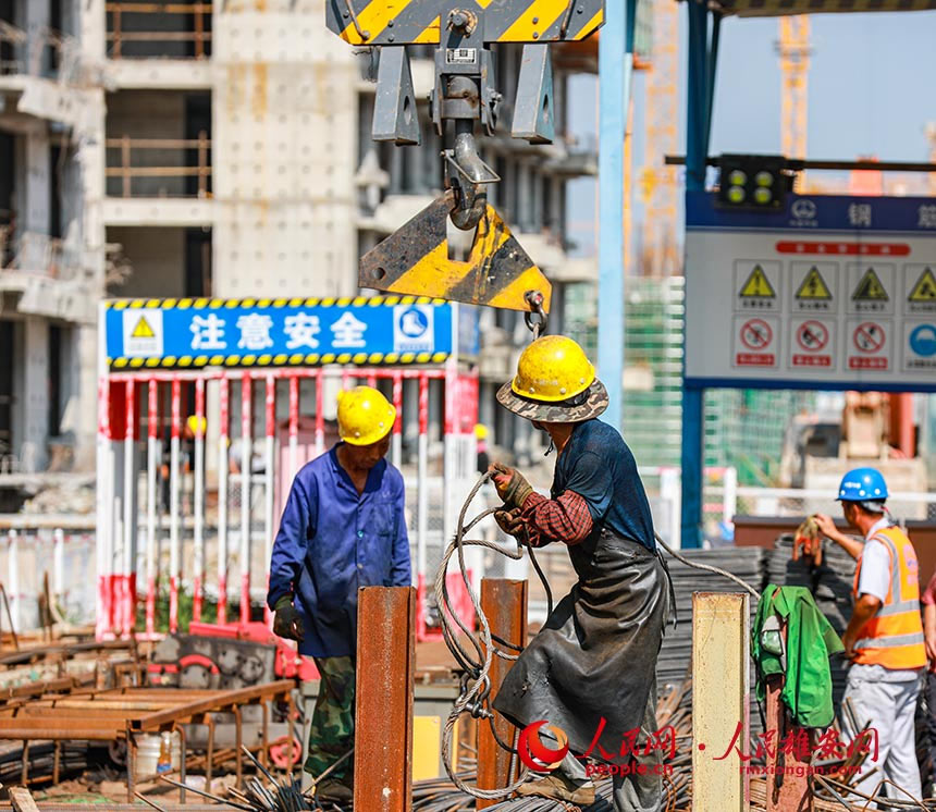 烈日下的雄安容西片區建設現場。李康樂攝