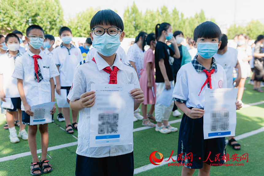 8月25日，在雄安新區雄縣第二小學，學生正在有序等待接受核酸檢測。劉丹攝