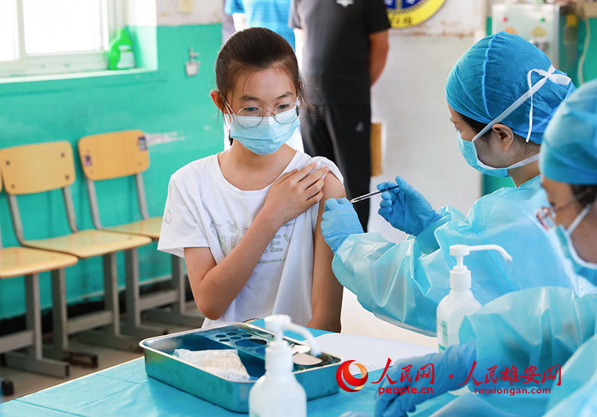 8月27日，在雄安新區容城縣博奧學校，醫護人員正在為學生接種第二劑新冠疫苗。人民雄安網 宋燁文攝