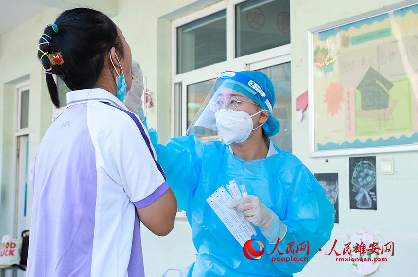 8月26日，在雄安新區容城縣博奧學校，醫護人員正在為學生進行核酸檢測。人民雄安網 宋燁文攝