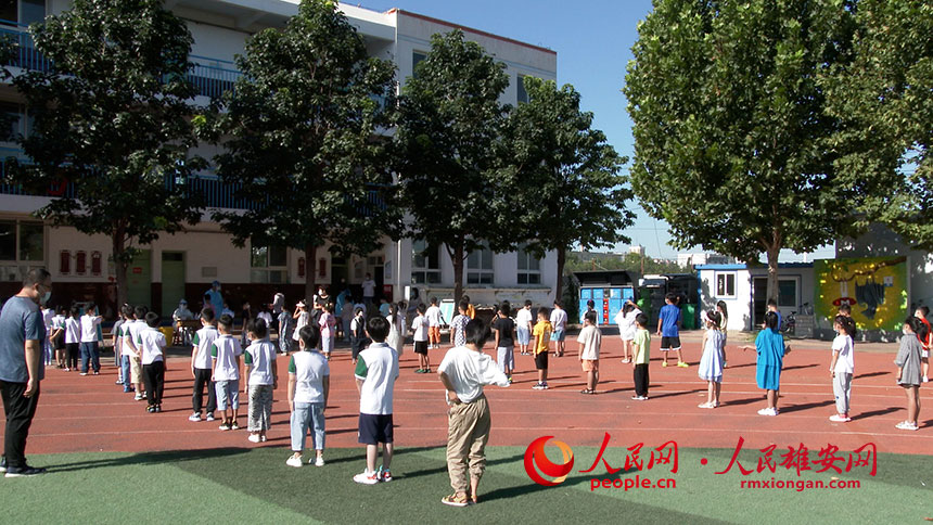 8月25日，雄安新區安新縣第二小學的學生正在有序等待接受核酸檢測。安新縣融媒體中心供圖