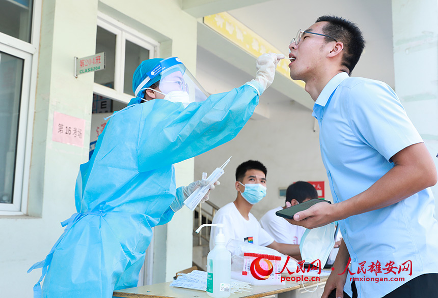 8月26日，在雄安新區容城縣博奧學校，醫護人員正在為教師進行核酸檢測。人民雄安網 宋燁文攝