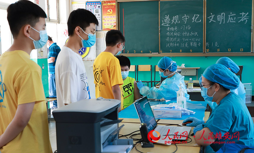 8月27日，雄安新區容城縣博奧學校學生正在依次等待接種第二劑新冠疫苗。人民雄安網 宋燁文攝