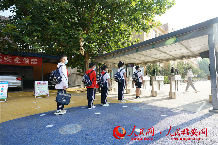 圖為北京市朝陽區實驗小學雄安校區學生們有序步入校園。何伊盟攝