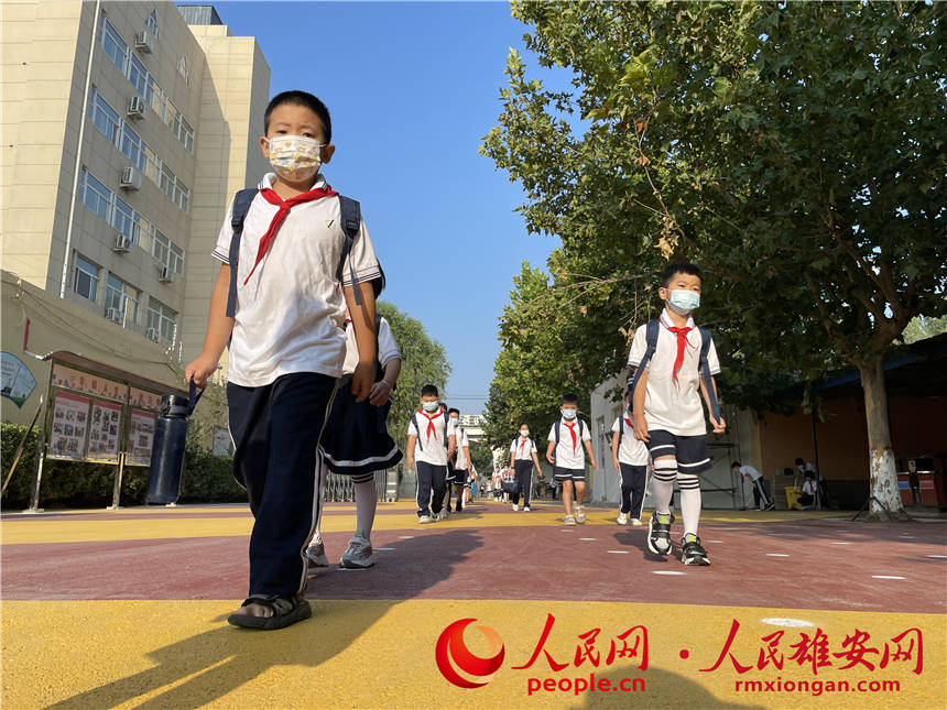 圖為北京市朝陽區實驗小學雄安校區學生們有序步入校園。霍少軒攝